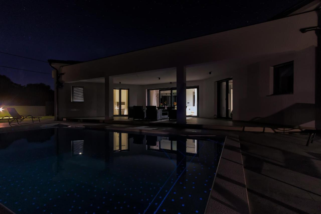 Villa Speranza With Illuminated Pool Pula Ngoại thất bức ảnh